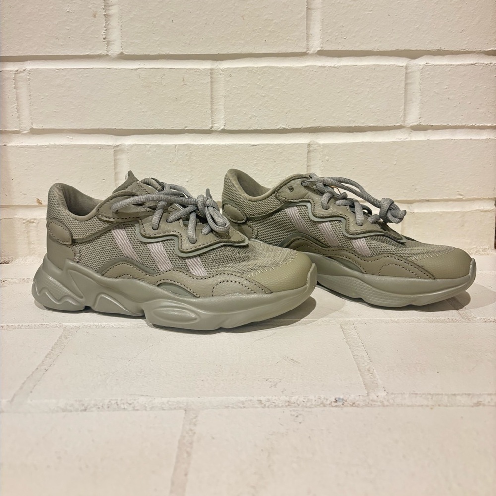 Adidas Osweego Kids Shoes, size 2.5. 

Brand new with tags.